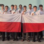 Polacy na podium Międzynarodowej Olimpiady Sztucznej Inteligencji! 3. miejsce na świecie i 8 medali