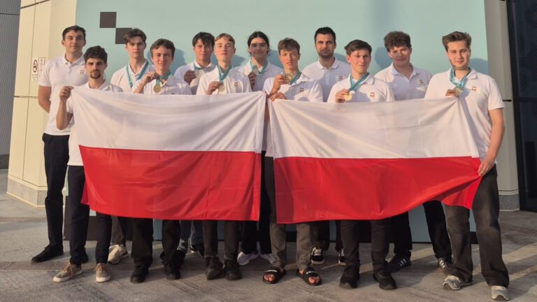 Polacy na podium Międzynarodowej Olimpiady Sztucznej Inteligencji! 3. miejsce na świecie i 8 medali