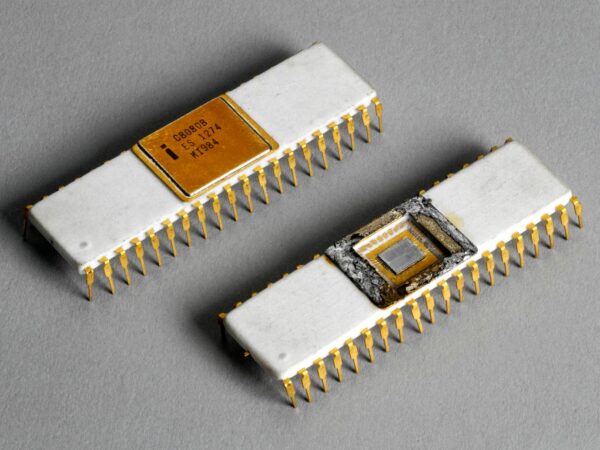 Posiadacz oryginalnego przedprodukcyjnego projektu Intel 8080, ikonicznego procesora o częstotliwości 2 MHz, poszukuje osoby, która podejmie się jego renowacji