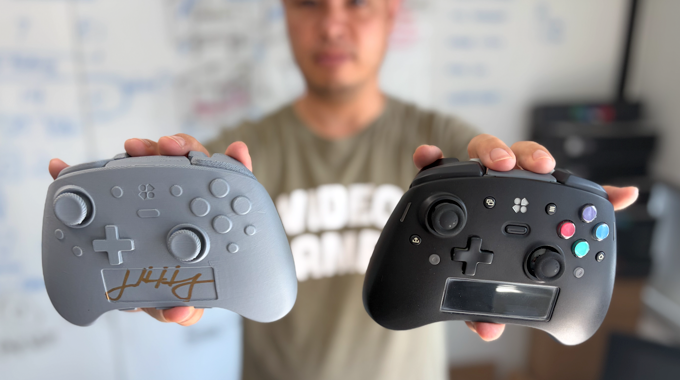 Osoba trzymająca prototyp kontrolera Genki Manta