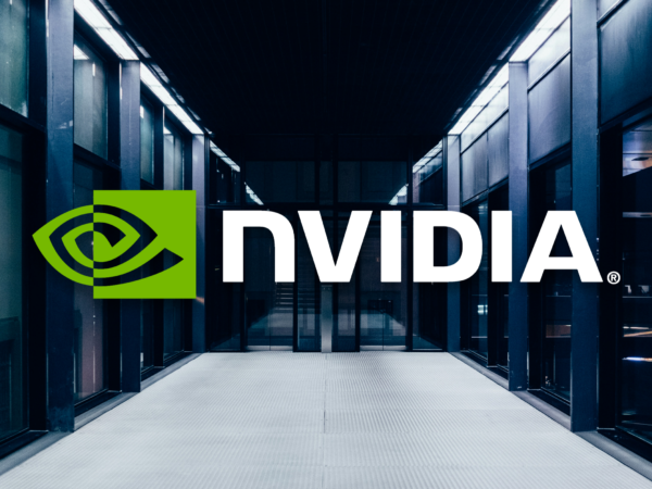 Zdjęcie centrum danych z logiem firmy Nvidia