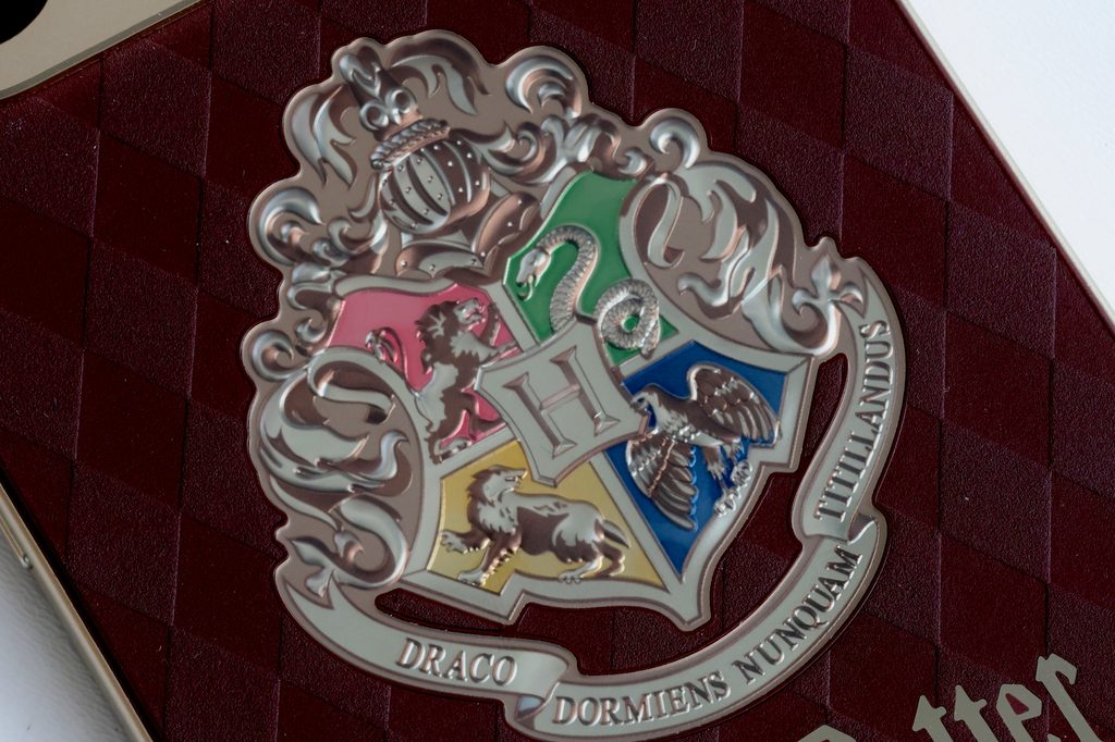 Pod wpływem światła UV herb Hogwartu nabiera barw