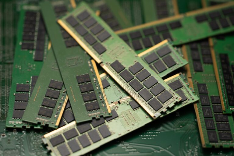 DDR4: Google dosłownie sięga po złom, by nakarmić AI. Stara pamięć niespodziewanie zyskuje drugie życie
