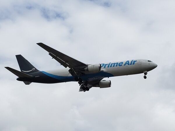 Boeing 767-300F 21 Air w locie dla Amazon Air. Fot. Hector Ossa J. / CC BY 4.0