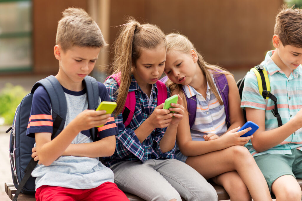 EU Kids Act: Unia Europejska planuje zakaz mediów społecznościowych, czatbotów AI i gier online dla osób poniżej 15. roku życia