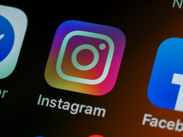 Instagram zaostrza swoją politykę wobec kont wygenerowanych przez AI udających prawdziwych ludzi