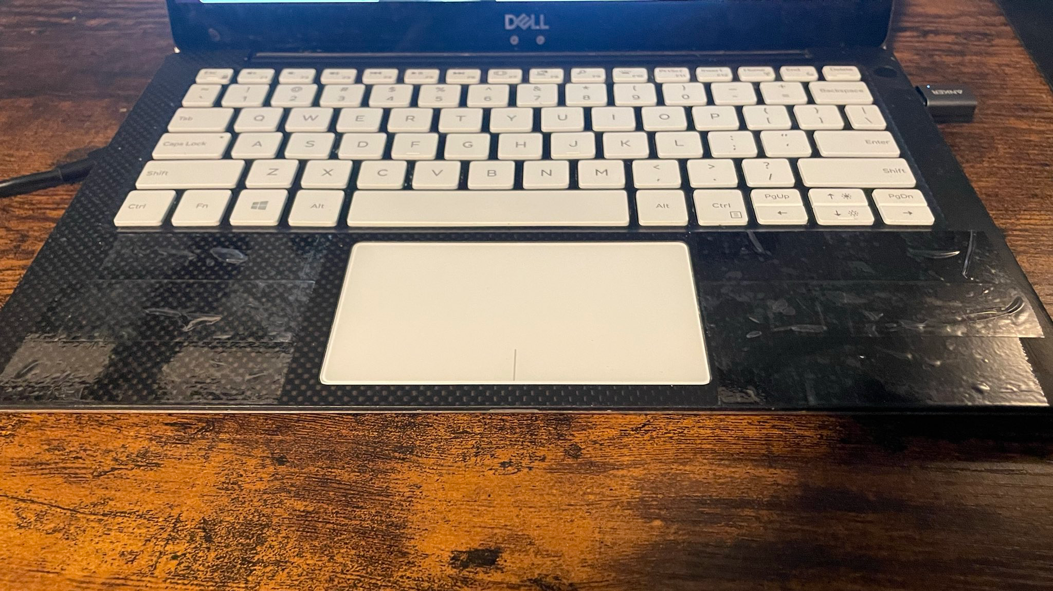 Пользователя ноутбука Dell XPS 9370 колот в руки из-за отслоившихся волокон карбона