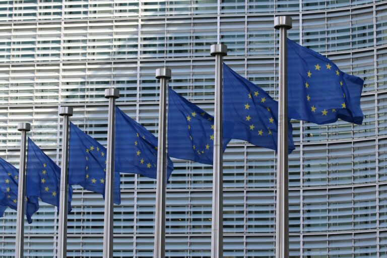 ChatGPT, Reddit i Roblox oznaczone przez Komisję Europejską jako bardzo duże wyszukiwarki/platformy internetowe – co to oznacza?