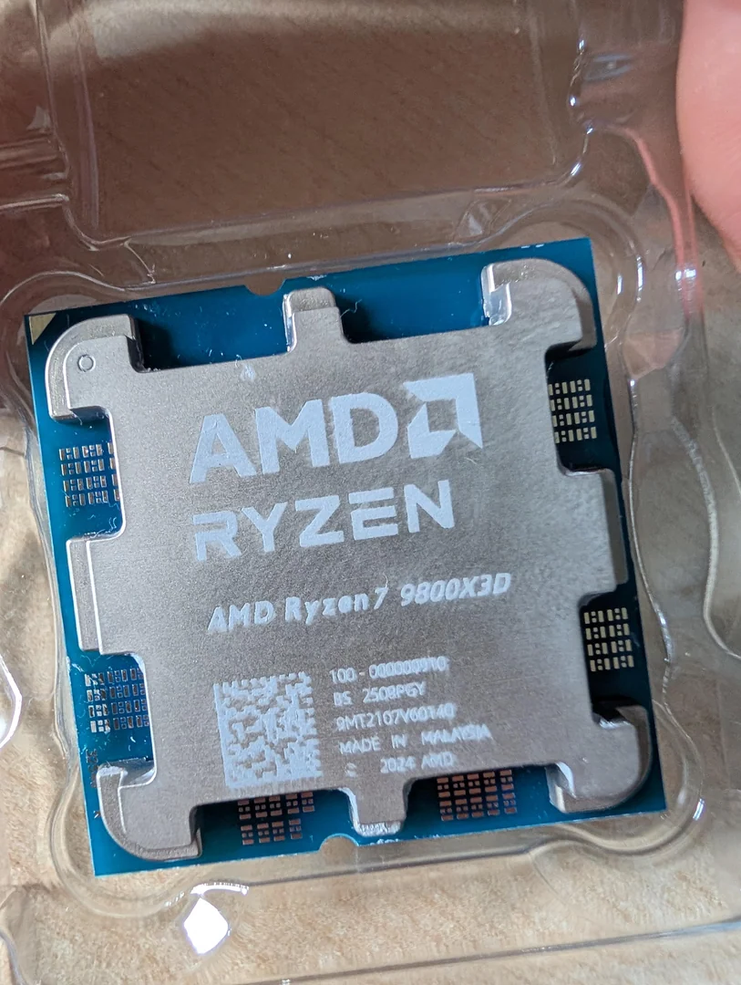 Zdjęcie podrobionego procesora Ryzen 7 9800X3D.