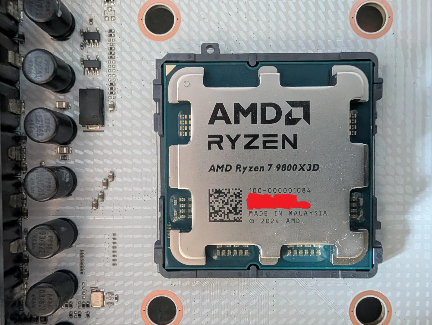 Zdjęcie prawdziwego procesora Ryzen 7 9800X3D.