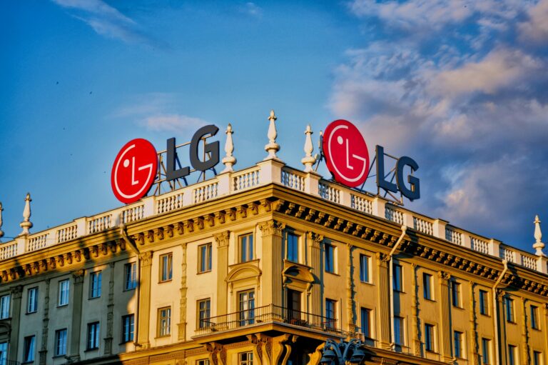 Przeraża mnie, ile LG o nas wie – śledztwo Gamers Nexus ujawnia, że telewizory LG aktywnie podsłuchują użytkowników i skanują wszystkie dane, do których mają dostęp