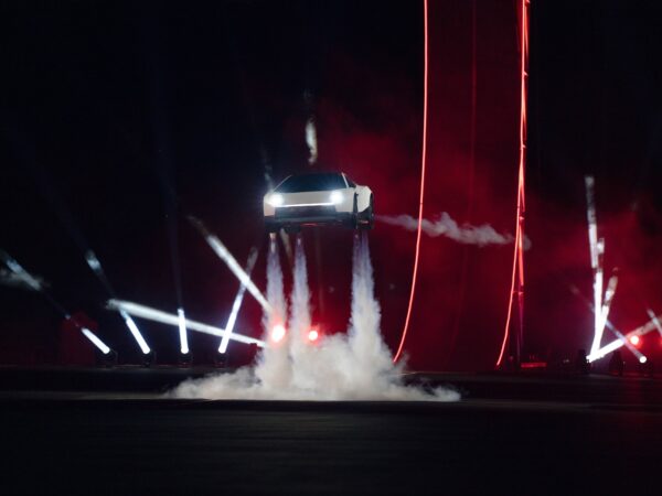 Tesla zrobiła latający samochód? Pic na wodę po 9 latach czekania, czy mandat za lewitowanie nad asfaltem?
