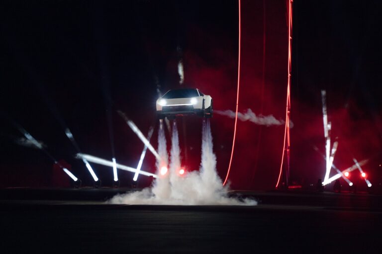 Tesla zrobiła latający samochód? Pic na wodę po 9 latach czekania, czy mandat za lewitowanie nad asfaltem?