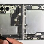 iPhone Duo rozebrany na części. iFixit: Apple maskuje zagięcie, ale go nie usuwa