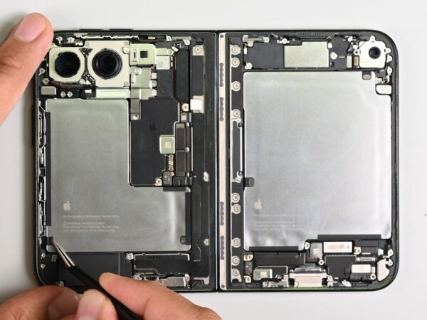 Apple iPhone Duo. Fot. Youtube/iFixit