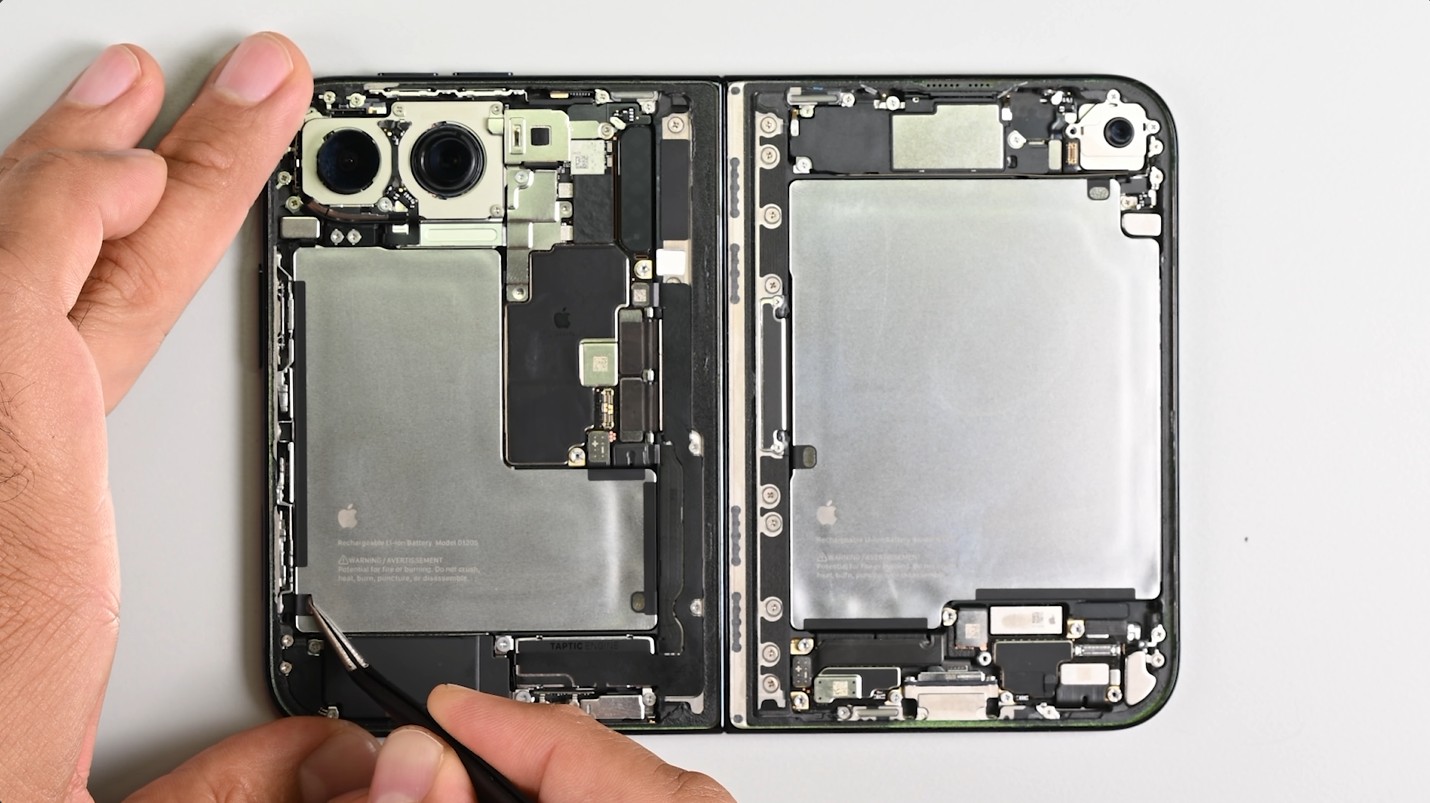 iPhone Duo rozebrany na części. iFixit: Apple maskuje zagięcie, ale go nie usuwa