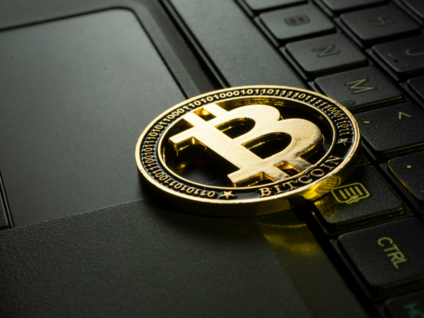Agent AI Claude Code wykrył program do wydobywania kryptowalut ukryty na przegrzewającym się komputerze Mac