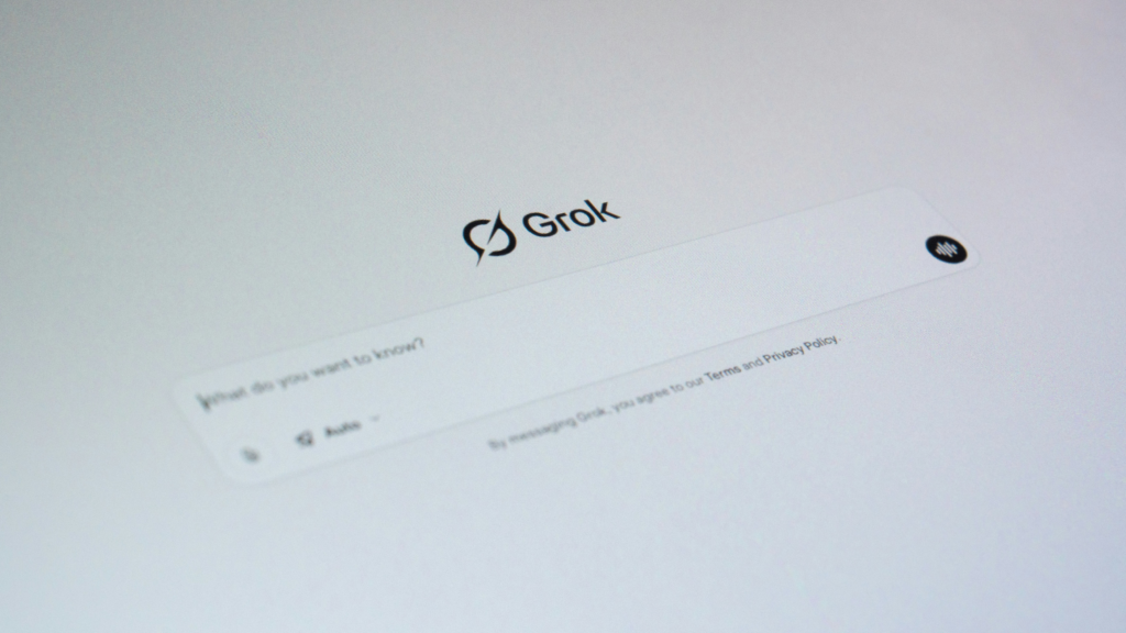 Piszesz z ChatGPT, Claude czy Grokiem? Twoje czaty to uczta dla narzędzi śledzących 44 firm – w tym Google, Mety i TikToka