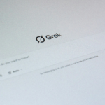 Piszesz z ChatGPT, Claude czy Grokiem? Twoje czaty to uczta dla narzędzi śledzących 44 firm – w tym Google, Mety i TikToka
