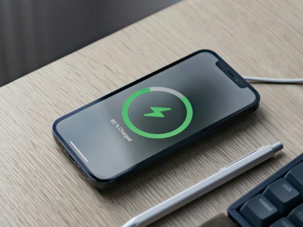 3 lata testów baterii w iPhone'ach z ustawionym 80% limitem naładowania – czy warto rezygnować z pełnej pojemności baterii?