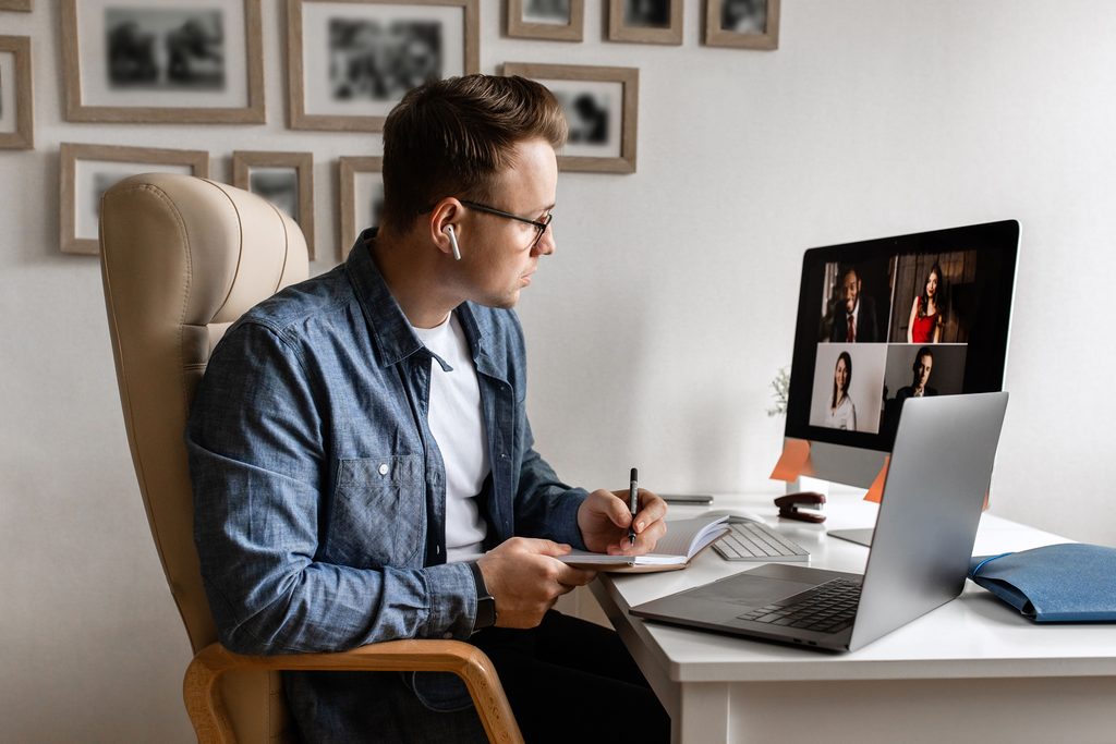 Mężczyzna bierze udział w wideokonferencji na home office