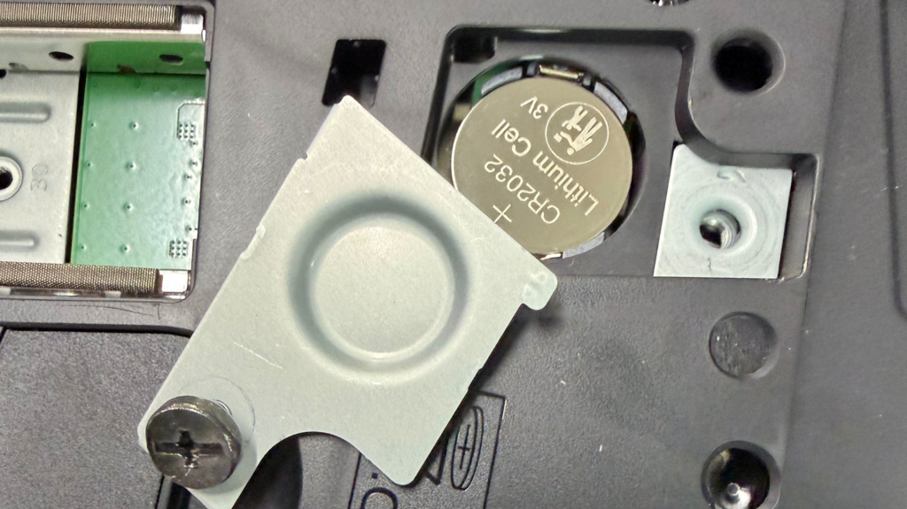 Sony po cichu wprowadza kolejną rewizję PlayStation 5 Slim – ulepszone chłodzenie, zmiany w płycie głównej i wymienna bateria CR2032