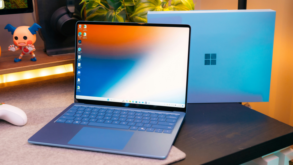 Nowy, „tani” Microsoft Surface ma stanąć w szranki z kosztującym 3499 PLN MacBookiem Neo – firma może wykorzystać procesory AMD Sound Wave